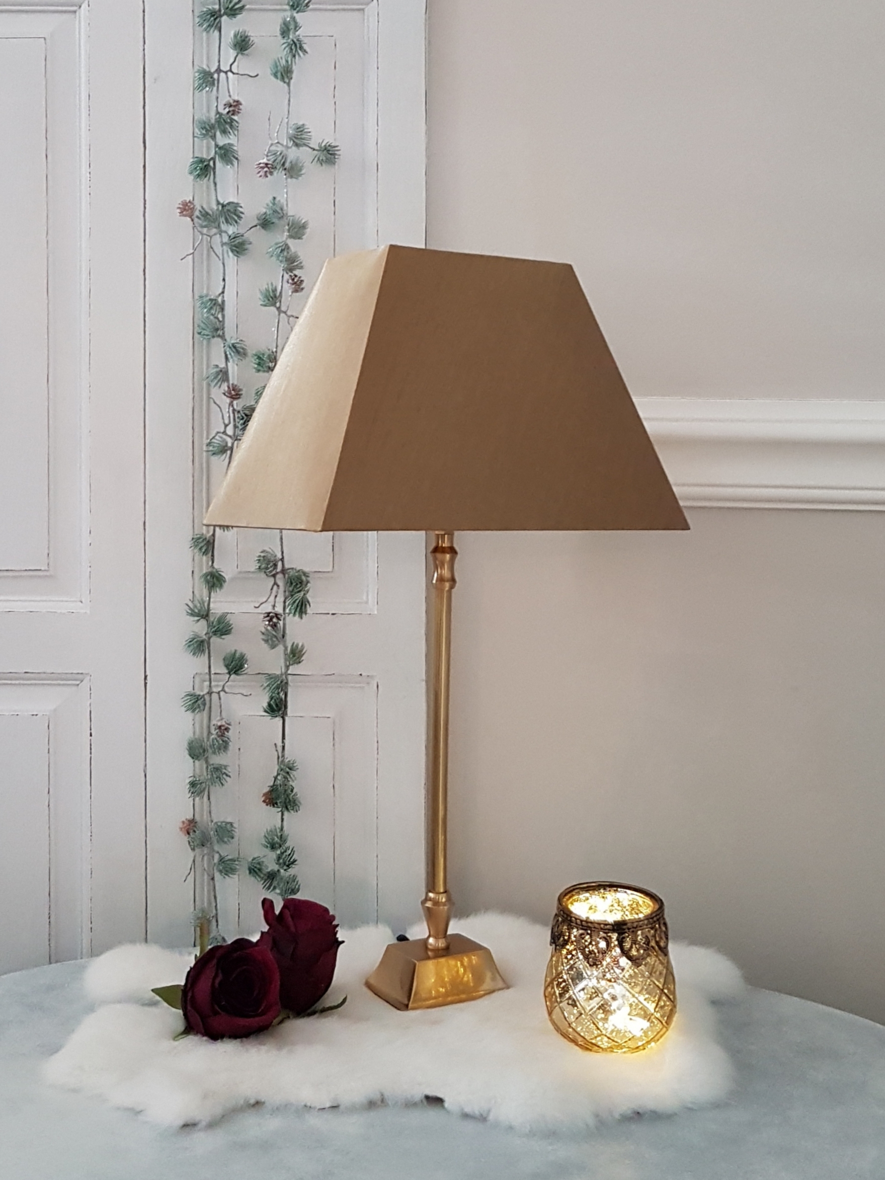 Elegante Tischleuchte aus Bronze mit Lampenschirm in gold – Höhe